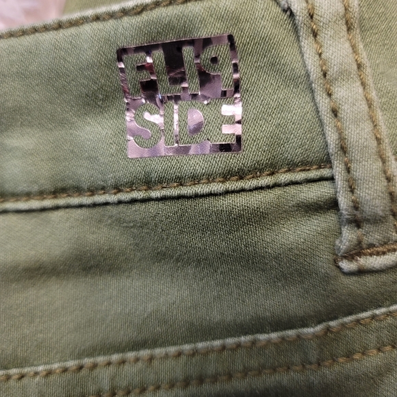 Flip Side Reversible Camo on one side Solid Green on the other. W 30 R 7 L 29 - Picture 4 of 9